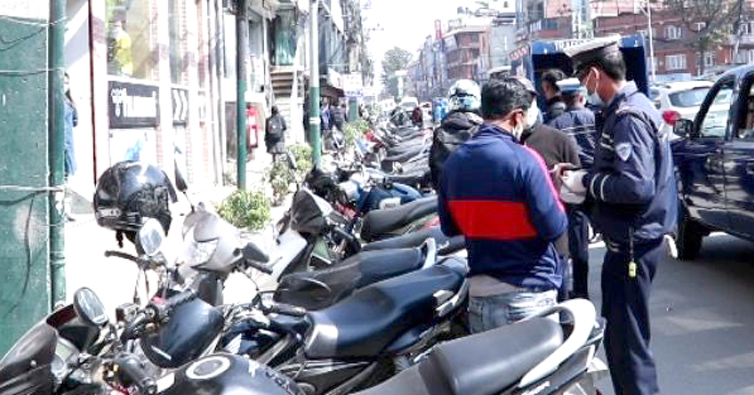 सडक ढाक्ने गरी पार्किङ्ग हुन थालेपछि ट्राफिक प्रहरी जाग्यो
