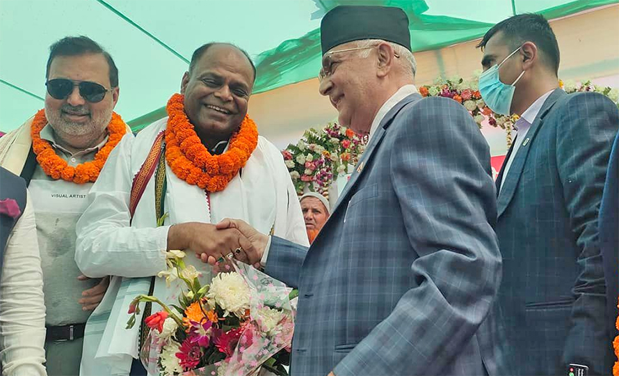 वीरगञ्ज नगरपालिकाका मेयर नेकपा एमालेमा प्रवेश