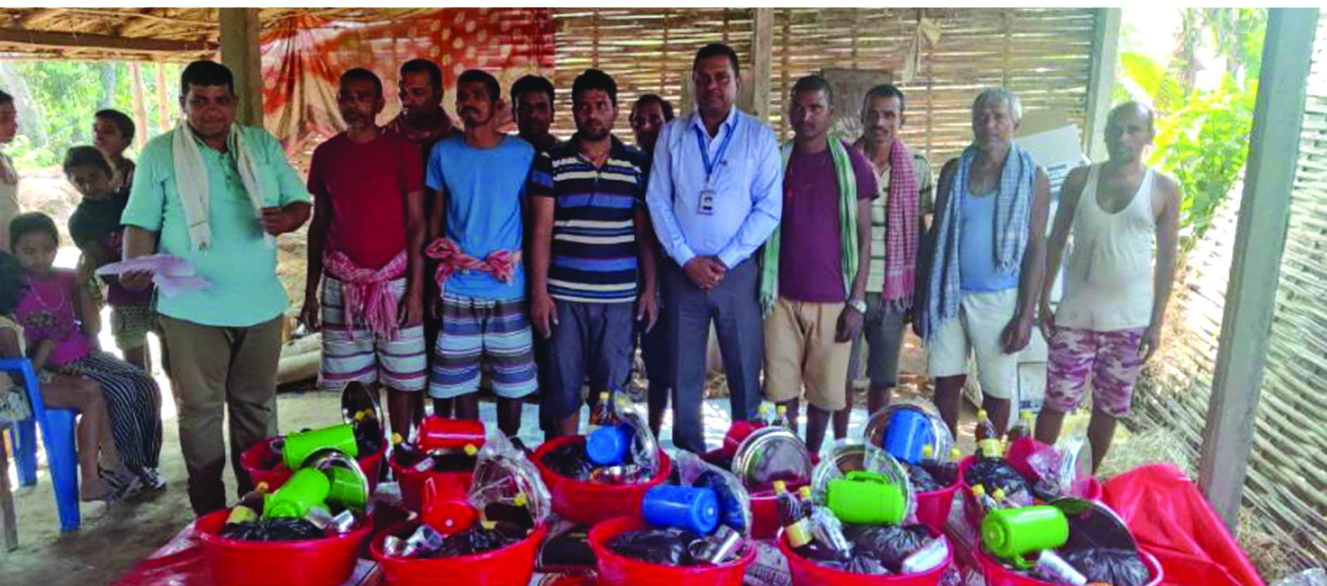 आगलागीमा परेका ११ घर परिवारलाई माछापुच्छ्रे बैंकको सहयोग