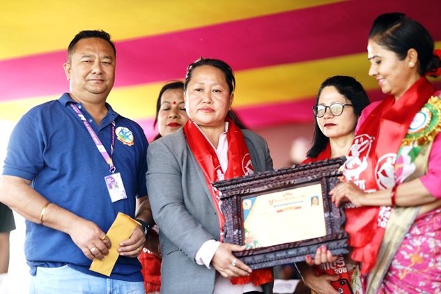 अखिल नेपाल महिला फुटबल संघकी अध्यक्ष बिन्द्रा देवान सम्मानित