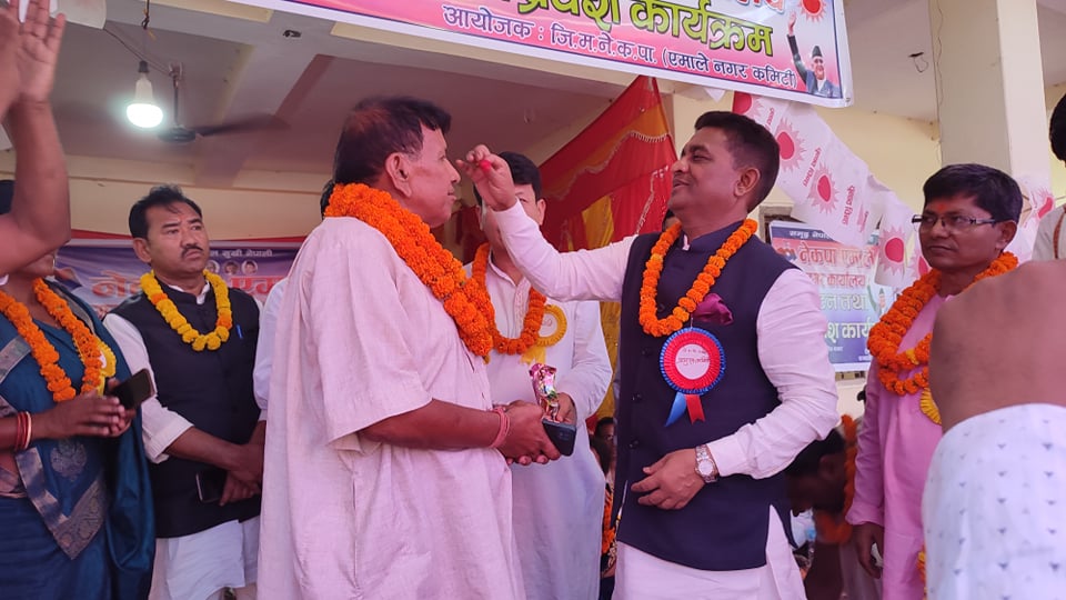 महोत्तरीमा जुरमुराउँदै एमाले : पूर्ब संबिधानसभा सदस्य झा ३ हजार दलबल सहित एमाले प्रबेश