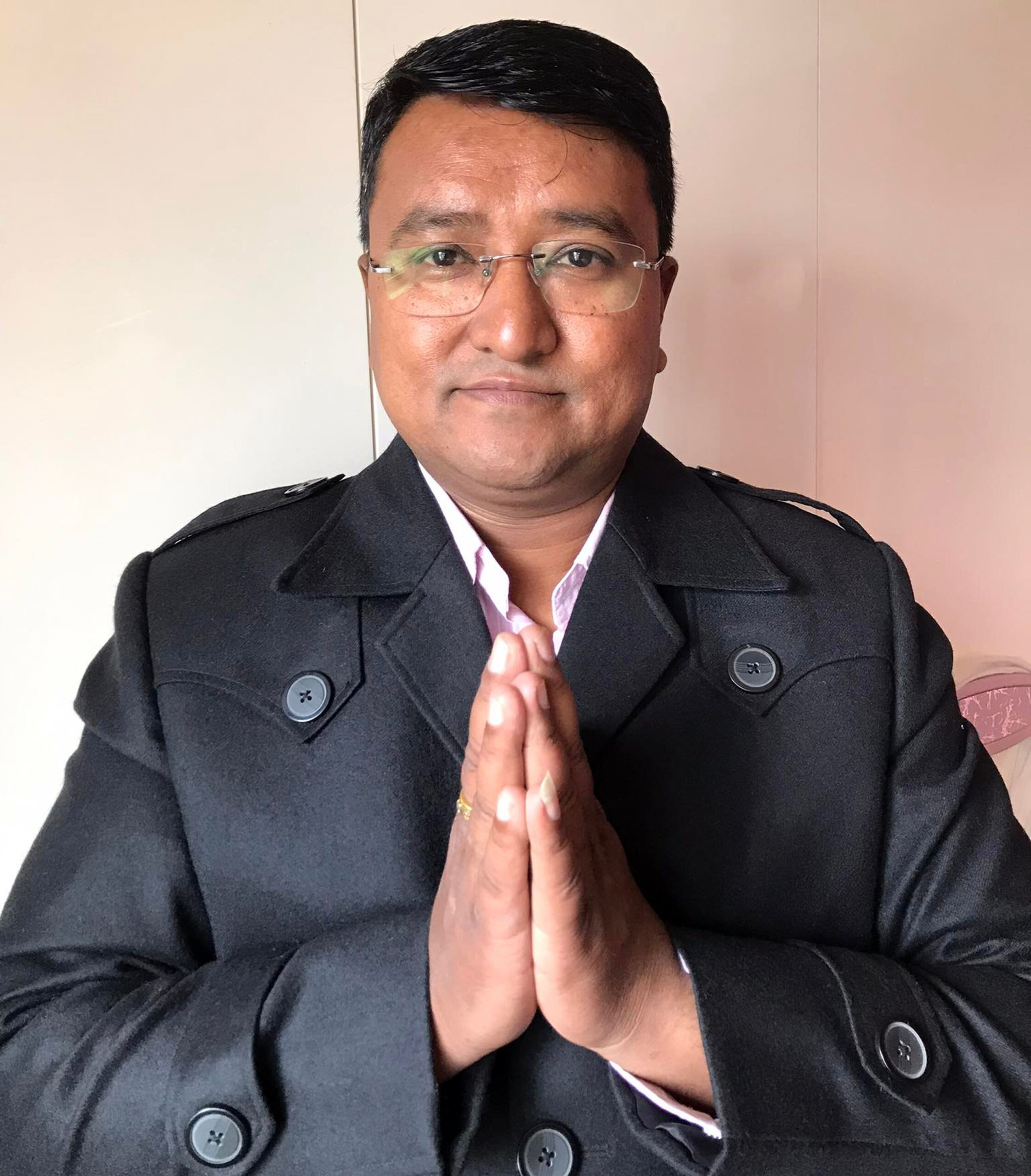 ‘भोट दिनुहोस्, विकास दिन्छु’ भन्दै जनताको घर घरमा पुग्दैछन् श्रेष्ठ