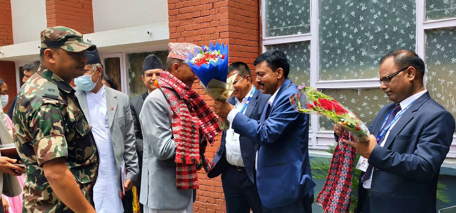 मन्त्री मेटमणि चौधरीलाई मन्त्रालयका कर्मचारीले स्वागत गरे
