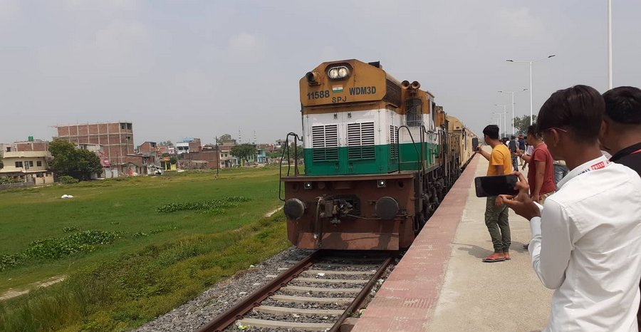 दिल्लीबाट धार्मिक पर्यटक लिएर हिँडेको रेल जनकपुरमा आयो