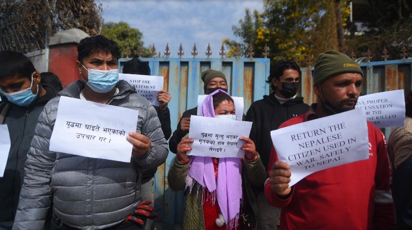 रुसी सेनामा रहेका नेपालीको उद्धारको माग गर्दै रुसी दुतावास अगाडी प्रदर्शन
