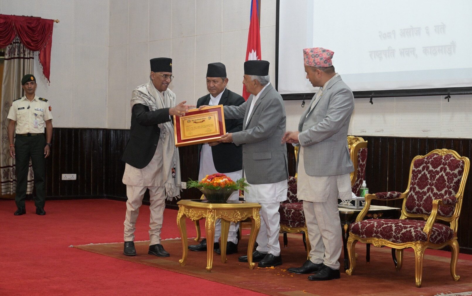वरिष्ठ पत्रकार चुडाल राष्ट्रपतिबाट सम्मानित