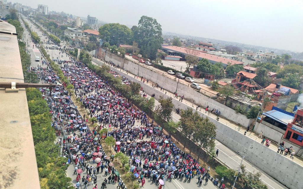 शिक्षक आन्दोलनका कारण यातायात सेवा प्रभावित