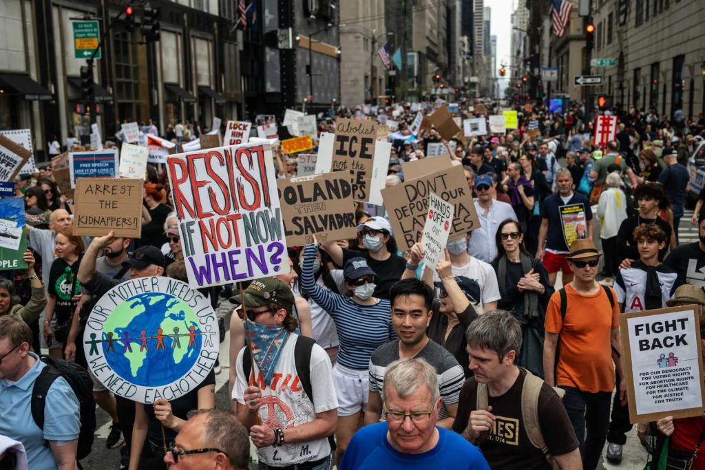 राष्ट्रपति ट्रम्पको निवास हजारौं प्रदर्शनकारीले घेरे