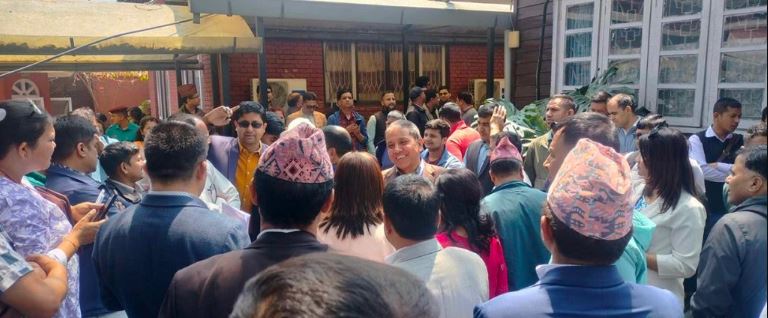 राज्य व्यवस्था समिति बैठक कक्षको अगाडि कर्मचारी ट्रेड युनियनको धर्ना