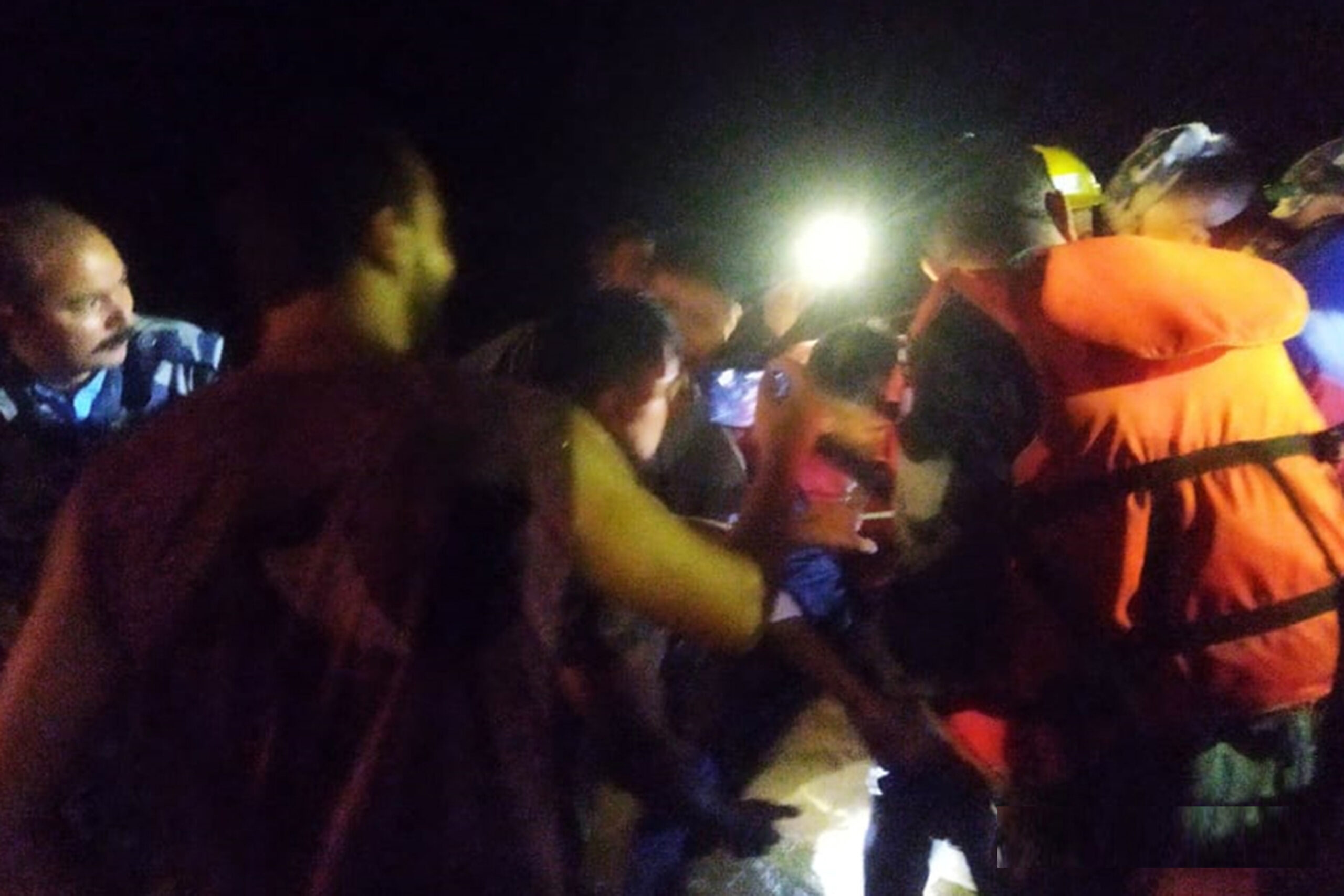 बाढीमा फसेका व्यक्तिहरुको उद्धार