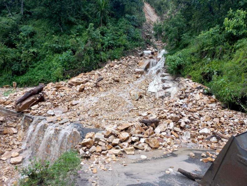 वर्षाका कारण विभिन्न ठाउँका सडक अवरुद्ध