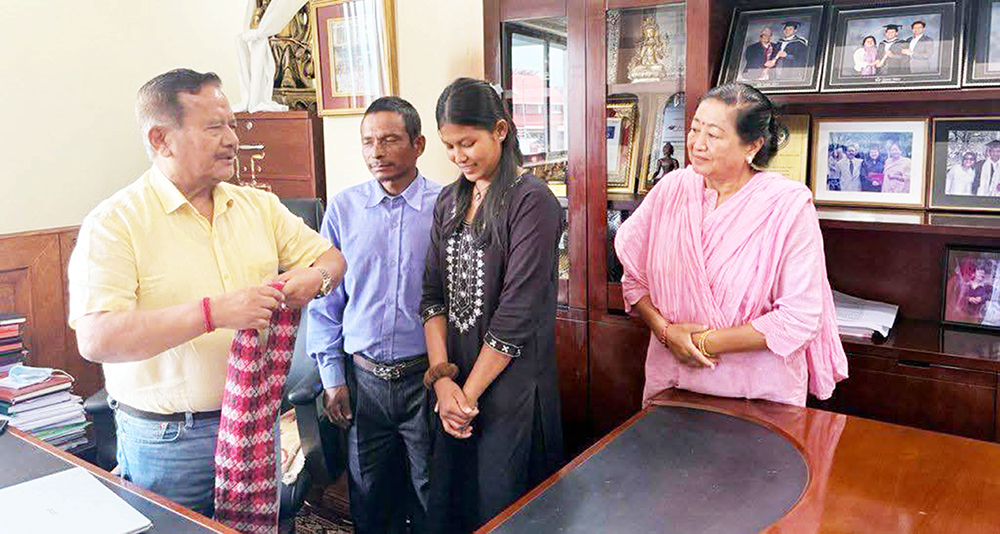 गोमालाई मीनबहादुर दम्पतीको सहयोग