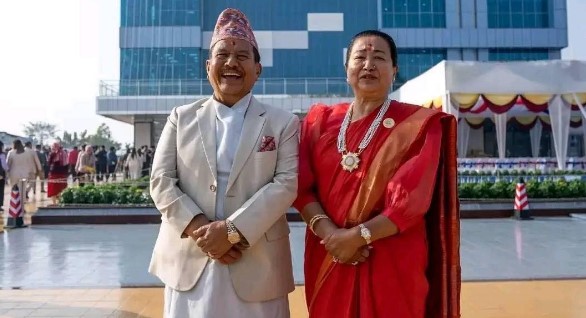 भाटभटेनीले टिचिङ अस्पताललाई अत्याधुनिक भवन हस्तान्तरण गर्दै