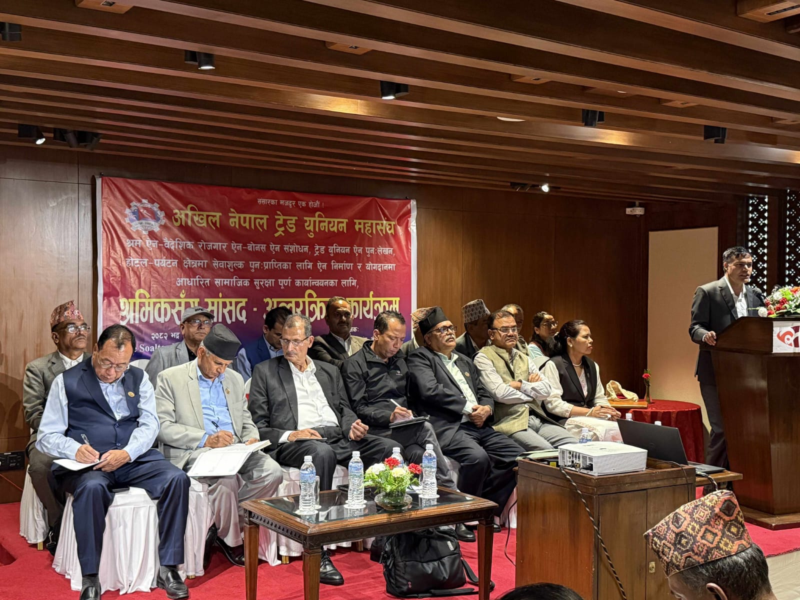 १०प्रतिशत सेवाशुल्कको लागि कानुन बनाउन माग गर्दै देशव्यापी श्रमिक हस्ताक्षर अभियान शुरु