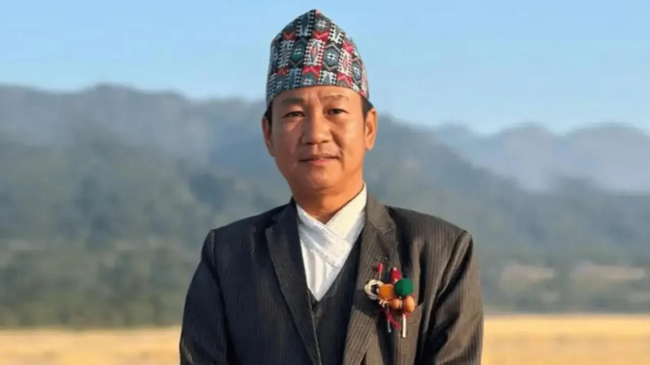 दल दर्ताका लागि हर्क साम्पाङले निर्वाचन आयोग पुगेर दिए निवेदन