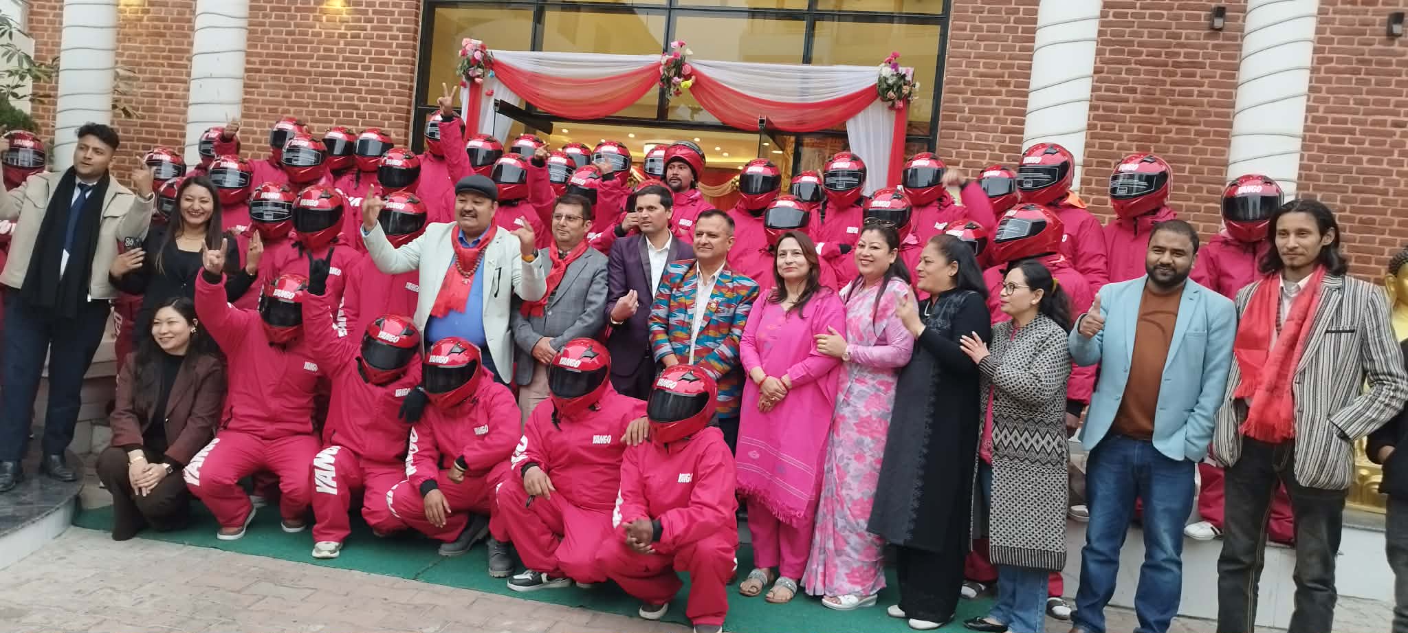 याङ्गोले दियो १०० राइडरलाई हेलमेट, ज्याकेट र ट्राउजर