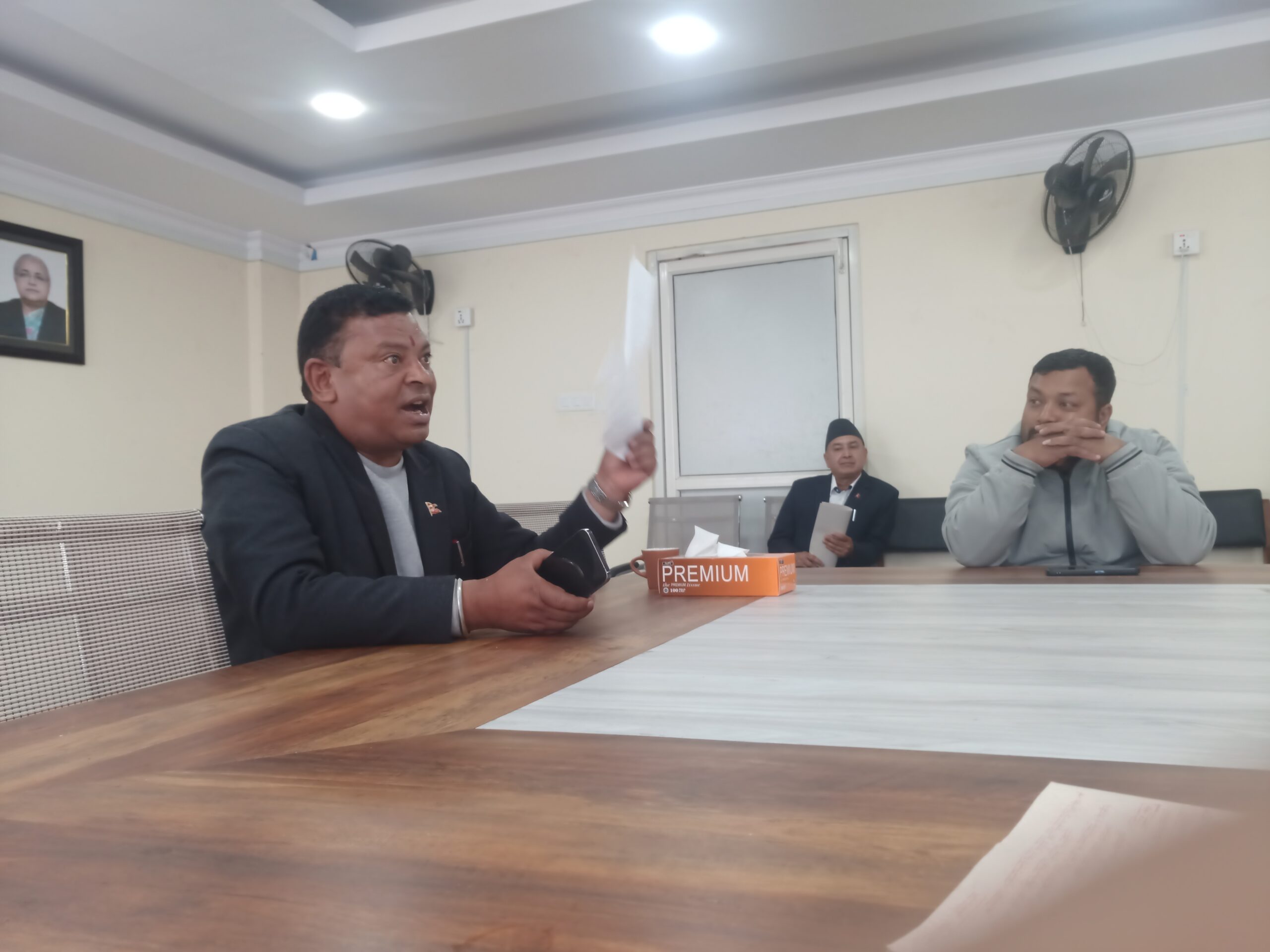 माटो दोहन रोक्न माग गर्दै नगरपालिकालाई ज्ञापनपत्र