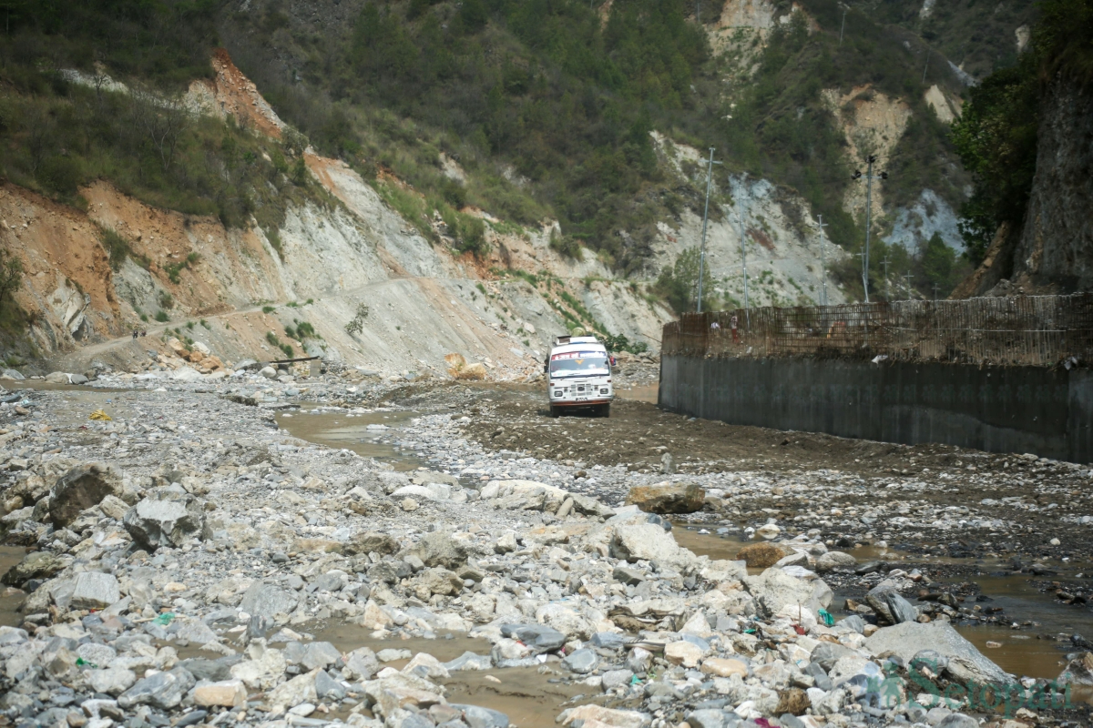 अविरल वर्षापछिको पहिरोका कारण ५ वटा राजमार्ग अवरूद्ध