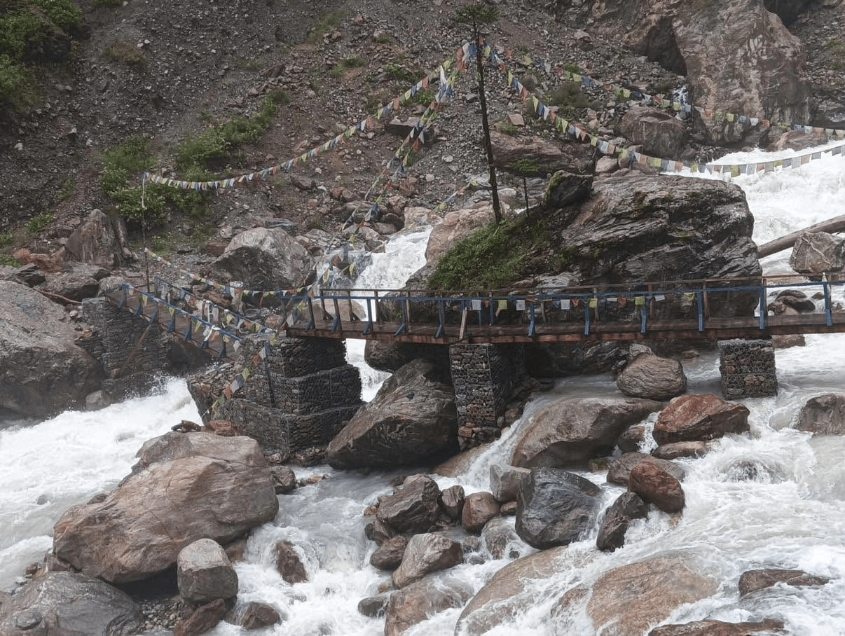 वर्षासँगै बढ्यो रोल्वालिङ खोलाको बहाव, बेडिङ जोड्ने पुलमा जोखिम